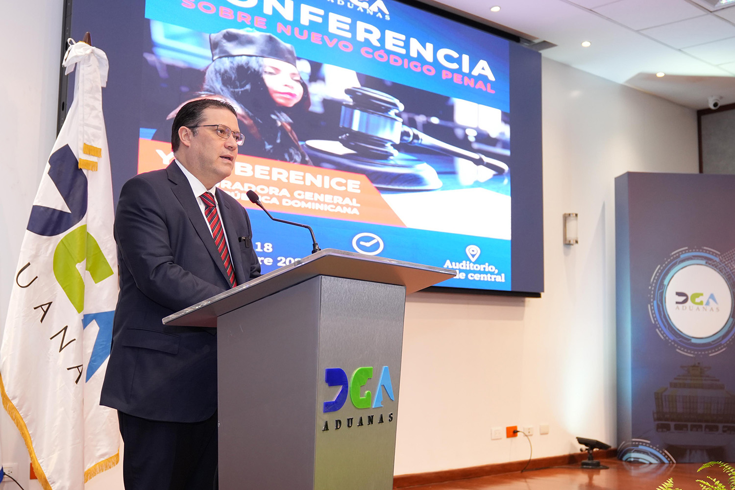 Procuradora imparte primera conferencia en Aduanas sobre nuevo Código Penal