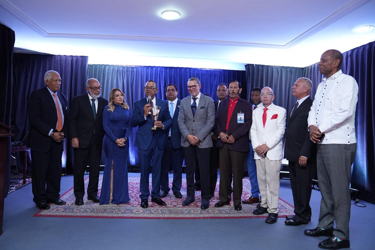 ASODOPROM reconoce a Yayo Sanz Lovatón como servidor público mejor valorado 2025