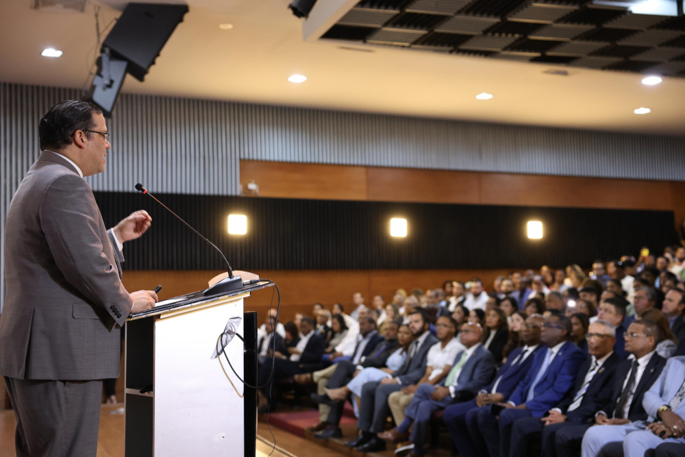 Yayo Sanz Lovatón plantea a estudiantes de la UASD que la logística será el petróleo de RD