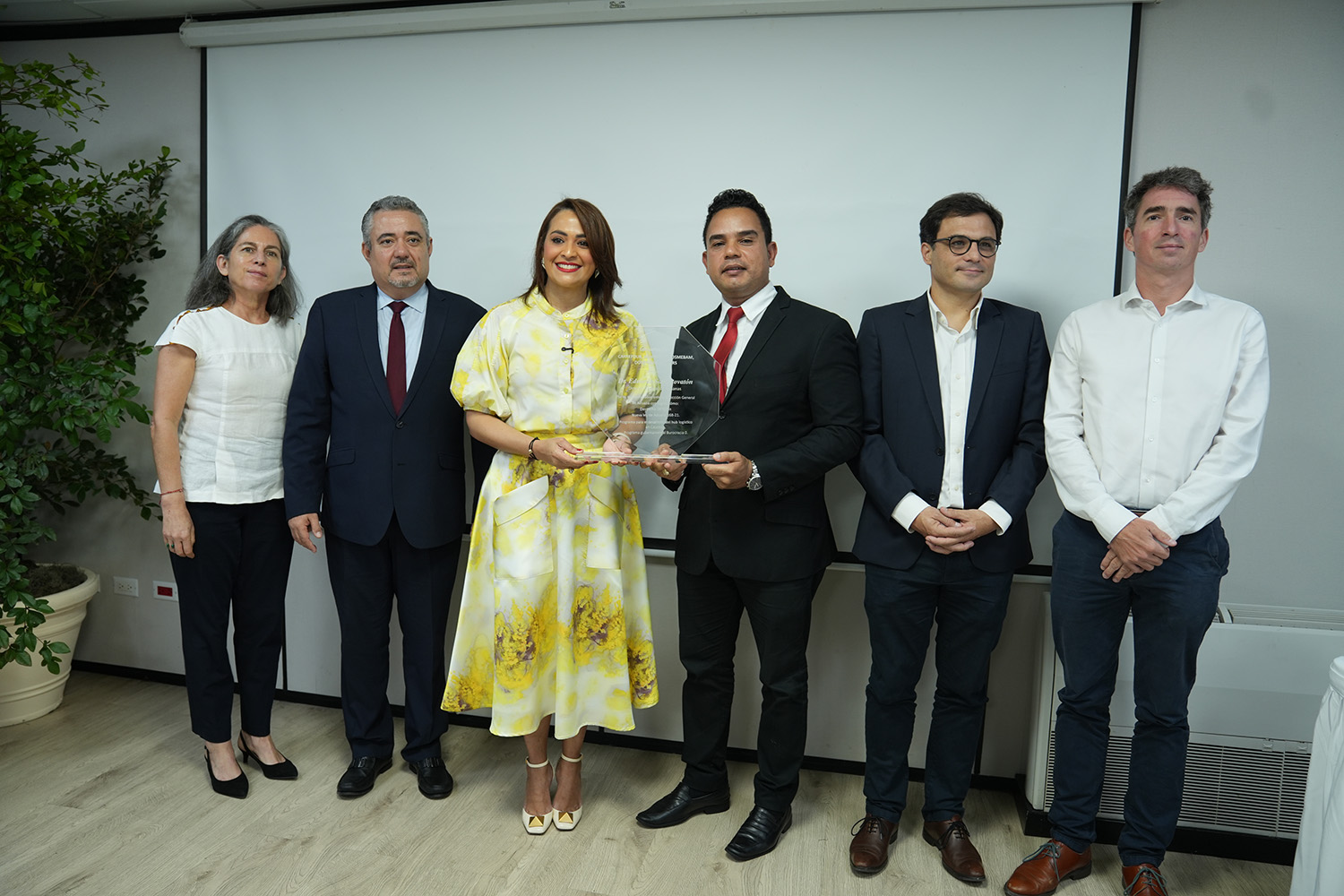 Yayo Sanz Lovatón es reconocido por el grupo GBH por la modernización y eficiencia lograda en Aduanas