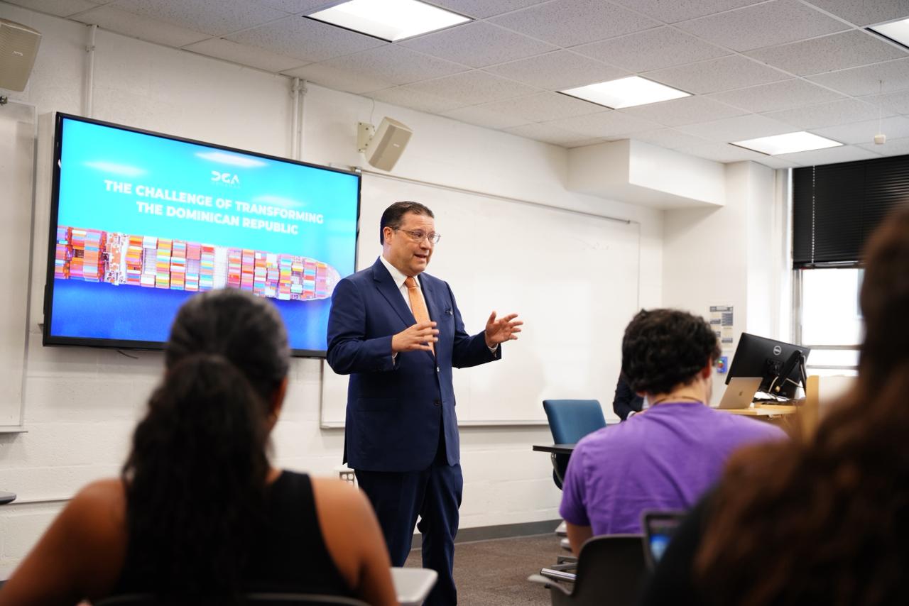 Yayo Sanz Lovatón presenta la transformación logística de RD en la Universidad George Washington